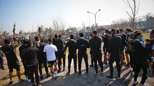 Hinchas de Colo Colo realizaron habitual arengazo en el Monumental previo al clásico.