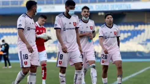 La formación de la U para lavar las heridas en el fútbol chileno.