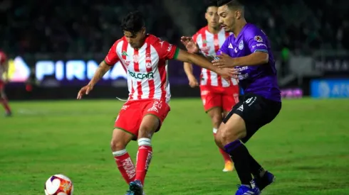 Lolo Reyes en acción por el Mazatlán.