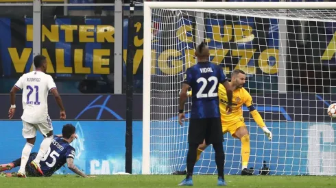 Hinchas del Madrid tildan de mascota a Vidal en derrota por Champions League.