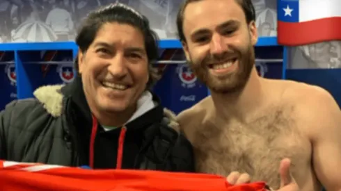 Zamorano recibe orgulloso un emotivo regalo de Ben Brereton.