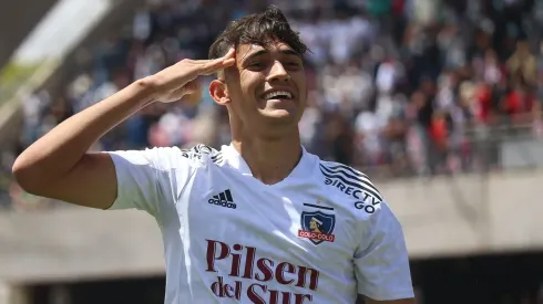 El delantero sorprendió a un hincha y le obsequió una camiseta