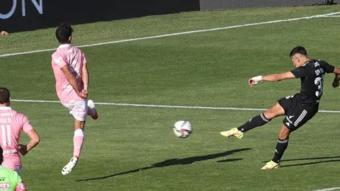 El momento en que Pablo Solari decretó el empate para Colo Colo ante la UC.