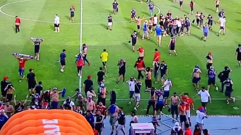 Hinchas de la U invadieron la cancha tras nueva derrota de su equipo.