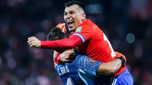 Martín Lasarte entrena con Gary Medel de mediocampista