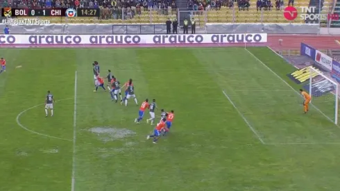 Alexis Sánchez adelanta a Chile con un golazo de tiro libre.