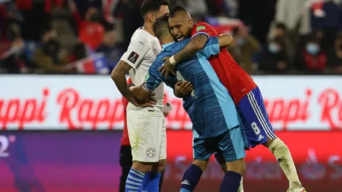 Arturo Vidal envió un mensaje de felicitación a Claudio Bravo