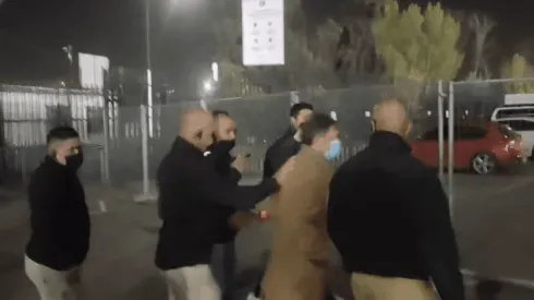 Hinchas de Colo Colo sacan a Mosa del Monumental lleno de insultos.