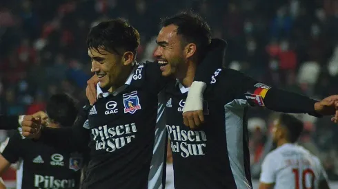 Gabriel Suazo celebrando junto a Pablo Solari el segundo gol de Colo Colo.