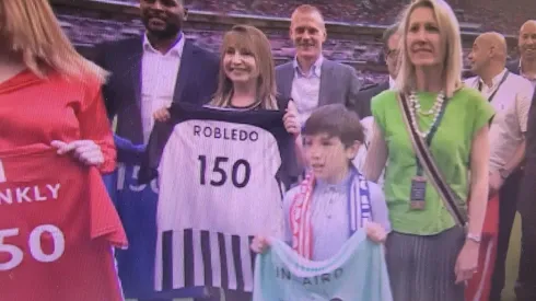 Exfutbolista de Colo Colo fue homenajeado en la final de FA Cup.