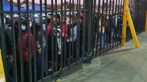 Hinchas de Colo Colo sufren con el ingreso al Monumental.
