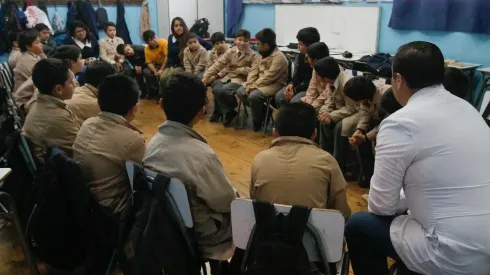 Los profesores imparten clases en colegios