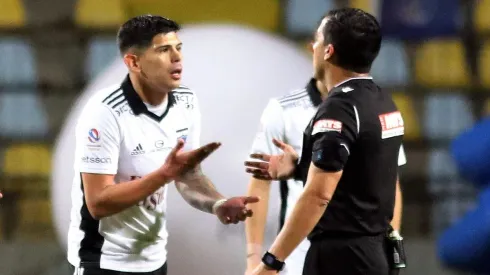 Esteban Pavez pidiendo explicaciones a Felipe González por su roja.