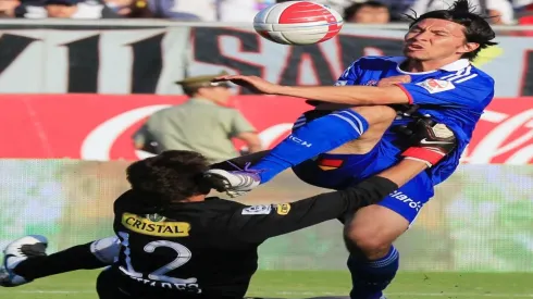 Albert Acevedo le da un patadón a Raúl Olivares en el Superclásico de 2011