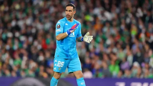 Claudio Bravo renovó con Betis hasta el 2023.