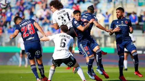 Universidad de Chile y Colo Colo se enfrentan en el Superclásico del fútbol chileno en el Fiscal de Talca.