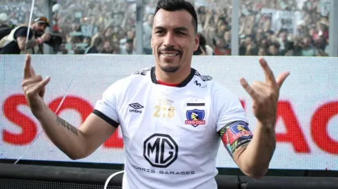Colo Colo recuerda a su leyenda Paredes para seguir los festejos.