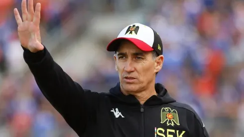 Bravo se cuadra con hinchas, pero lamenta que hayan quemado el Santa Laura.