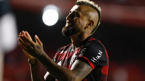 David Luiz se arrodilla frente al Rey y se saca el sombrero con Vidal en Flamengo.