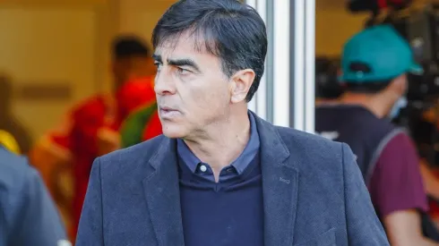 Quinteros le pasa la podadora a la defensa en derrota de Colo Colo.