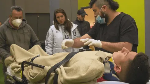 Parra arriba de la camilla al interior del Elías Figueroa Brander.