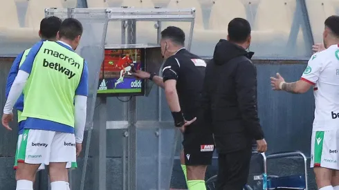 Hermosilla viendo la jugada del penal de Audax.