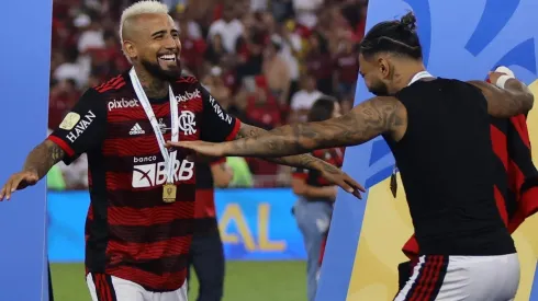 Arturo Vidal celebra la obtención de la Copa de Brasil junto a "Gabigol"
