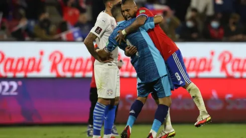 Claudio Bravo y Arturo Vidal están de amigos y se felicitan en las redes sociales.