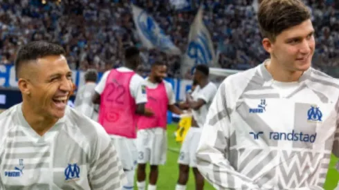 Leonardo Balerdi llena de flores a Alexis Sánchez