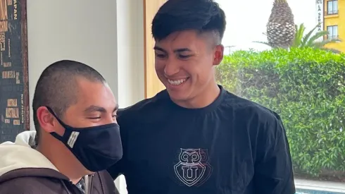 José Castró atendió a los hinchas en el hotel de concentración.