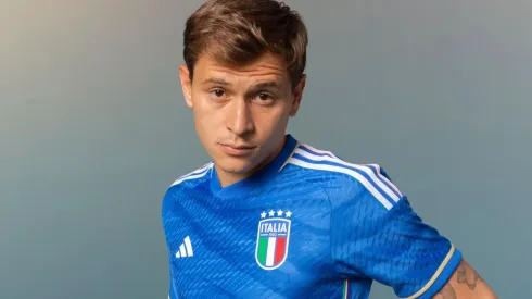 Nicolo Barella luce la nueva camiseta de Italia