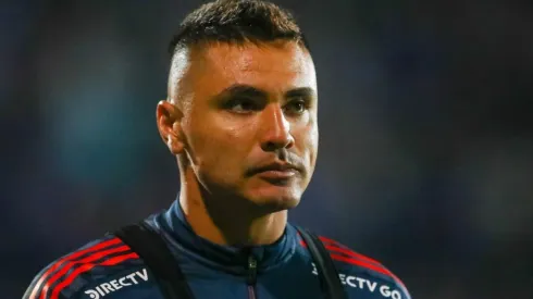 El cuidatubos azul hizo saber su malestar por la cancha del Santa Laura.