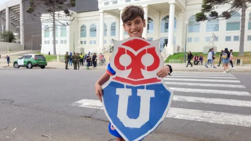 Pequeño hincha de la U que realizó el cartel para al Superclásico cuenta su experiencia con el plantel azul