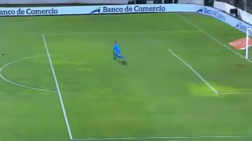 El ex jugador de Colo Colo se perdió esta gran chance de gol