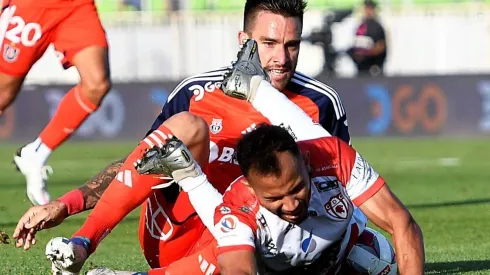 El defensor demuestra su compromiso con la camiseta de la U y sus compañeros.