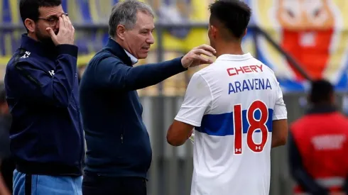 Ariel Holan llenó de elogios a Alexander Aravena