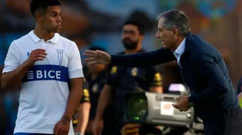 Ariel Holan aconseja a Alexander Aravena