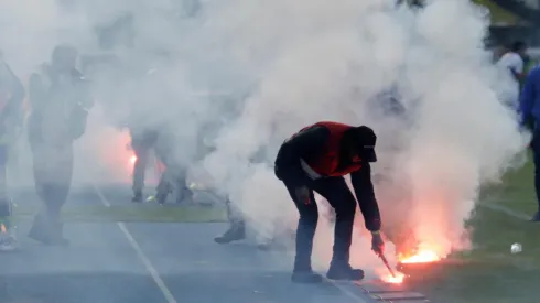 Los hinchas de la U arrojaron bengalas a la cancha del Ester Roa