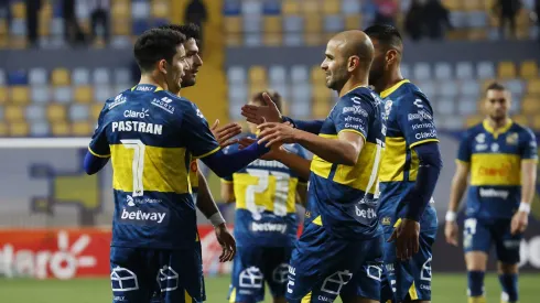 Los viñamarinos vencieron por 2-1 con 10 jugadores.