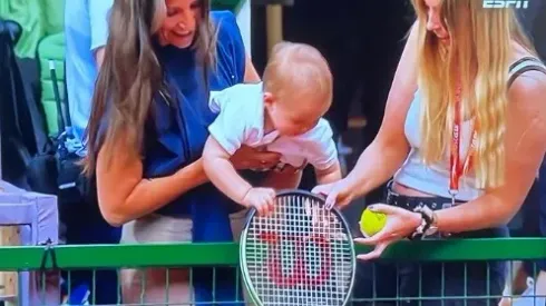 Nico Jarry le regala la raqueta a su hijo tras ganar el título en Ginebra.
