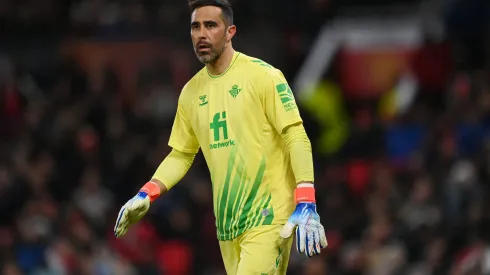 Claudio Bravo reclama y causa molestia en los hinchas del Real Betis (Foto: Getty)