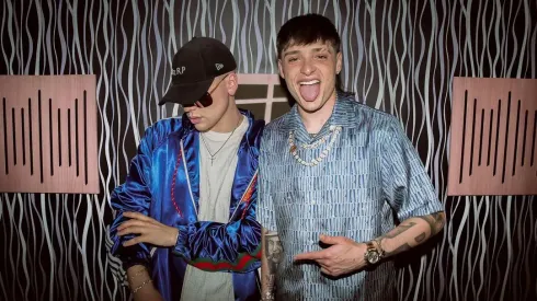 Bizarrap junto a Peso Pluma.