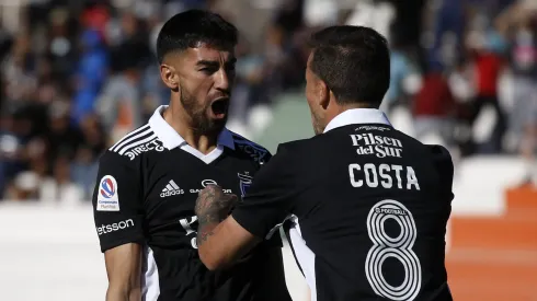 Futbol, Cobresal vs Colo Colo.<br />
Fecha 25, campeonato Nacional 2022.<br />
El jugador de Colo Colo Martin Lucero, izquierda, celebra con Gabriel Costa su gol contra Cobresal durante el partido de primera division disputado en el estadio El Cobre de El Salvador, Chile.<br />
14/09/2022<br />
Andres Pina/Photosport
Football, Cobresal vs Colo Colo.<br />
25th turn, 2022 National Championship.<br />
Colo Colo's player Martin Lucero, left, celebrates with Gabriel Costa after scoring against Cobresal during the first division match held at the El Salvador stadium in El Salvado, Chile.<br />
14/09/2022<br />
Andres Pina/Photosport