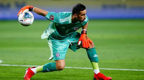 Futbol, Peru vs Chile.<br />
Eliminatorias para Catar 2022.<br />
El jugador de Chile Claudio Bravo, juega el balón contra Peru durante el partido de clasificacion al mundial de Catar 2022 realizado en el estadio Nacional de Lima, Peru.<br />
07/10/2021<br />
Fernando Sangama/Photosport
Football, Peru vs Chile.<br />
2022 Qatar World cup qualifying match.<br />
Chile's player Claudio Bravo play the ball against Peru during the 2022 Qatar World cup qualifying match held at Nacional stadium.<br />
Lima, Peru.<br />
07/10/2021<br />
Fernando Sangama/Photosport