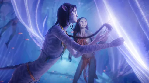 Avatar 2: El Camino del Agua se estrenó en cines en diciembre de 2022, pero recién ahora llega al streaming.
