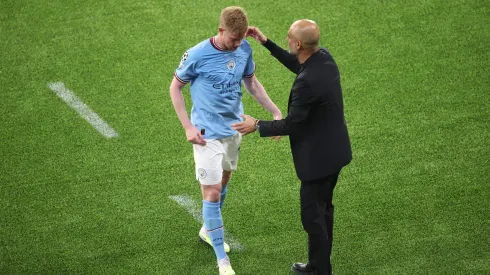 Kevin De Bruyne tuvo que abandonar el campo de juego por una lesión muscular.