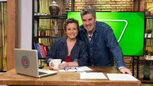 Claudia Conserva junto a Juan Carlos Valdivia en el primer episodio de Claudia Conversa, en TV+.