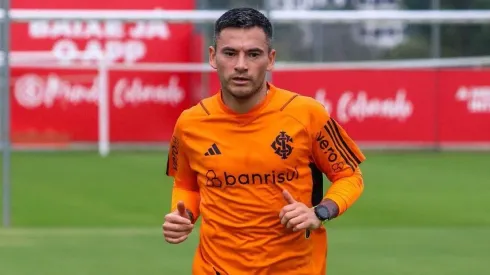 Los hinchas de Internacional se inquietan con el DT del club por no hacer jugar a Charles Aránguiz