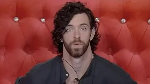 Lucas dándole a conocer su decisión a Gran Hermano en El Confesionario.