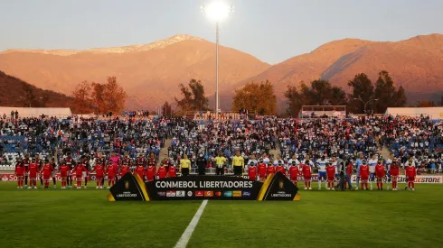 SANTIAGO, CHILE – APRIL 28: Players of Flamengo and Universidad Catolica line up prior to a match between Universidad Catolica and Flamengo as part of Copa CONMEBOL Libertadores 2022 at Estadio San Carlos de Apoquindo on April 28, 2022 in Santiago, Chile. (Photo by Marcelo Hernandez/Getty Images)